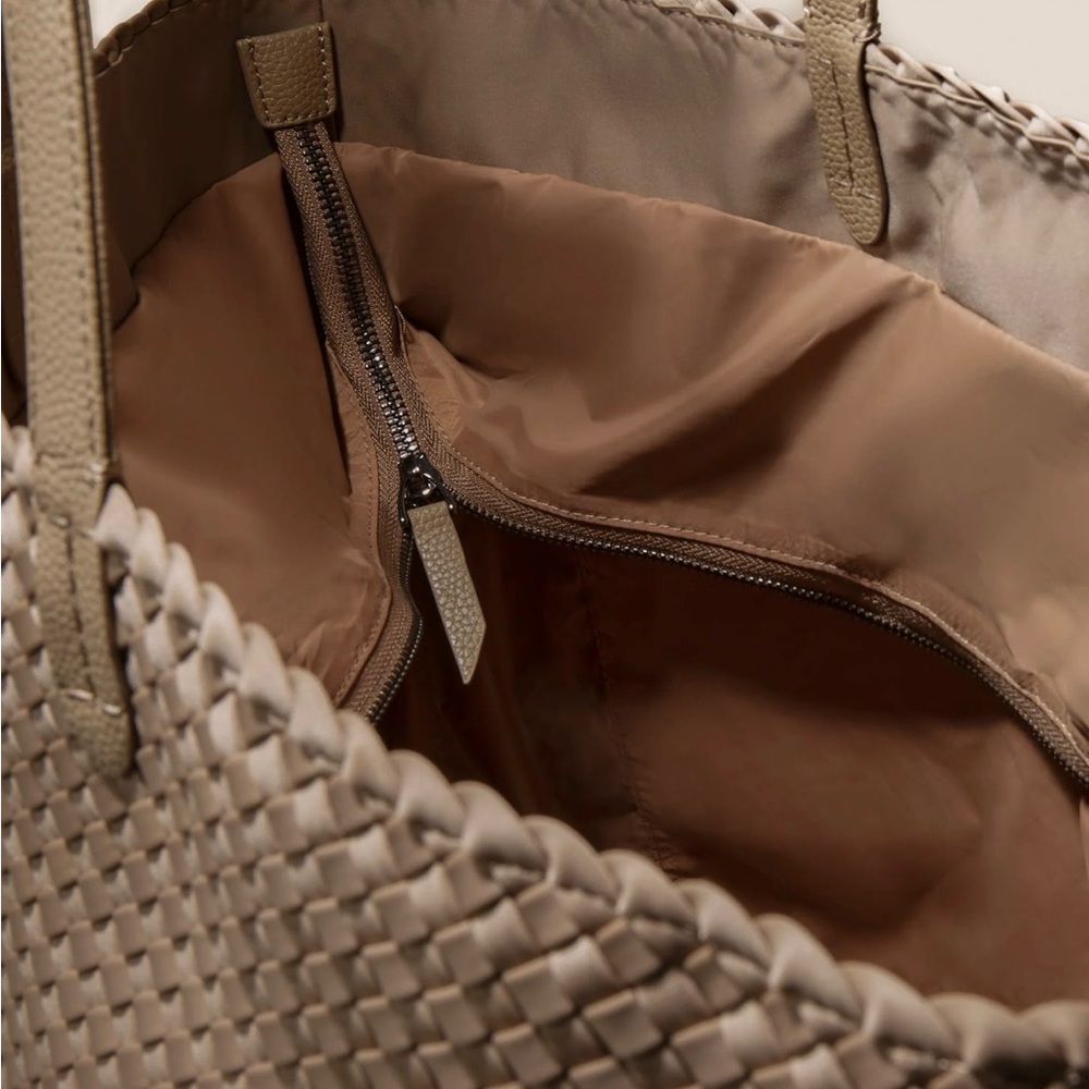 💥HP 💥 Jetsetter Tan Woven Large Woman’s Tote Bag - Picture 5 of 14